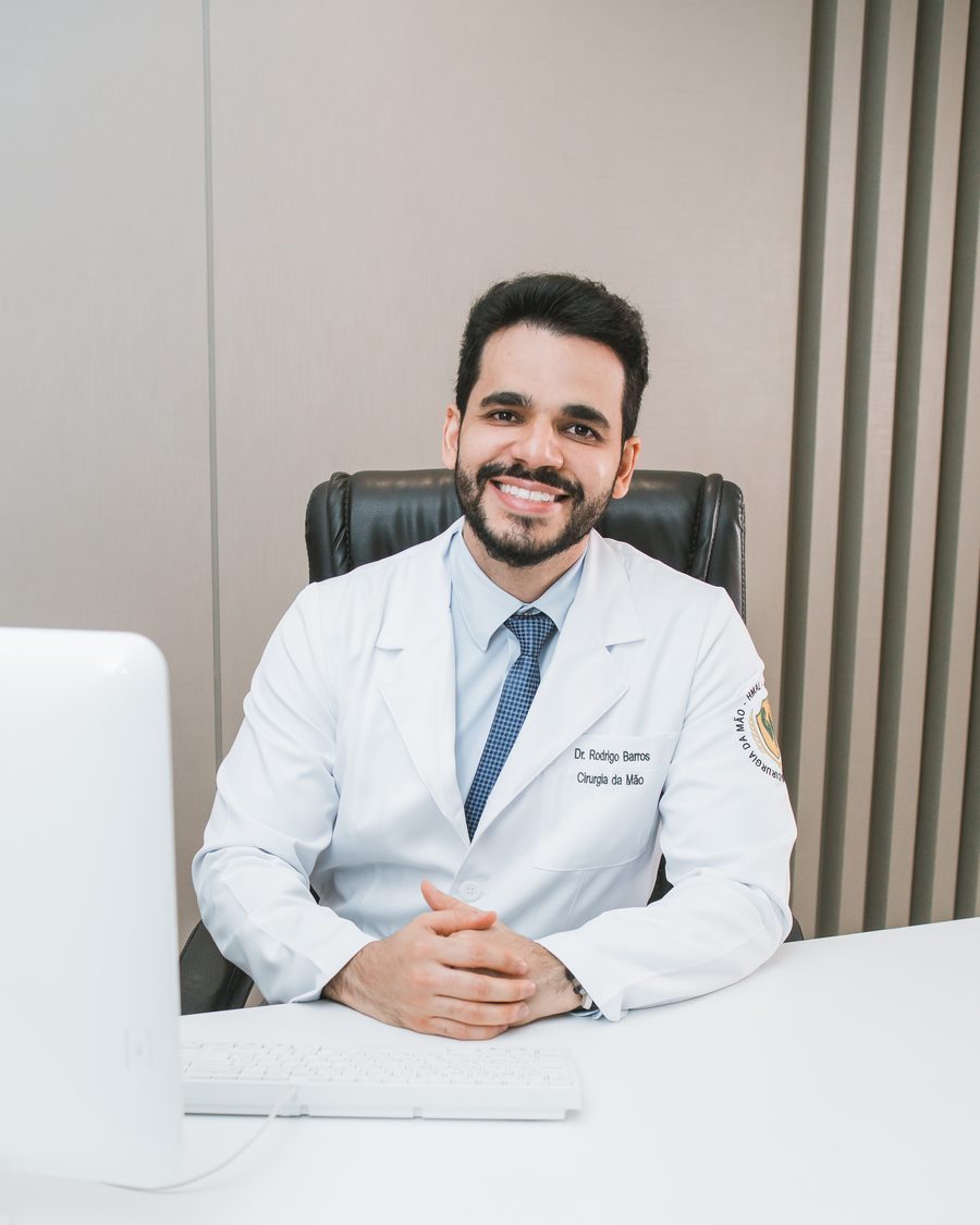 Dr. Rodrigo Barros, cirurgião da mão e ortopedista, no consultório em Montes Claros